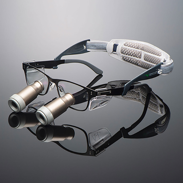 Occhiali ingrandenti Univet Ash con loupes professionali e sistema di illuminazione per chirurgia veterinaria