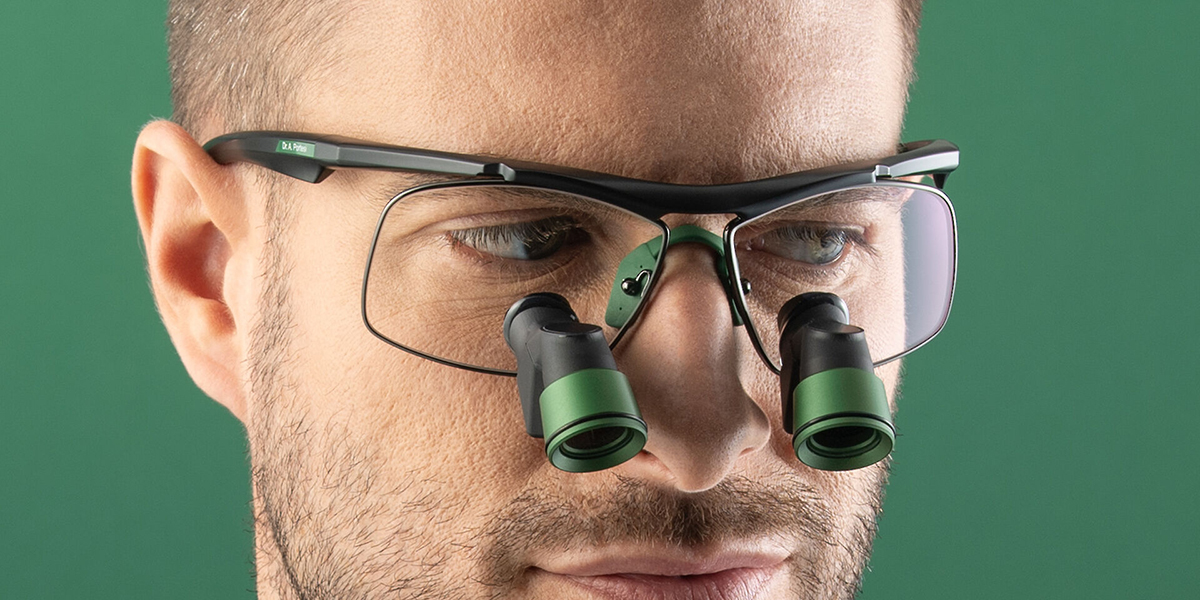 Loupes Univet Techne Prism Deep Forest indossate con ottiche professionali per applicazioni veterinarie di precisione