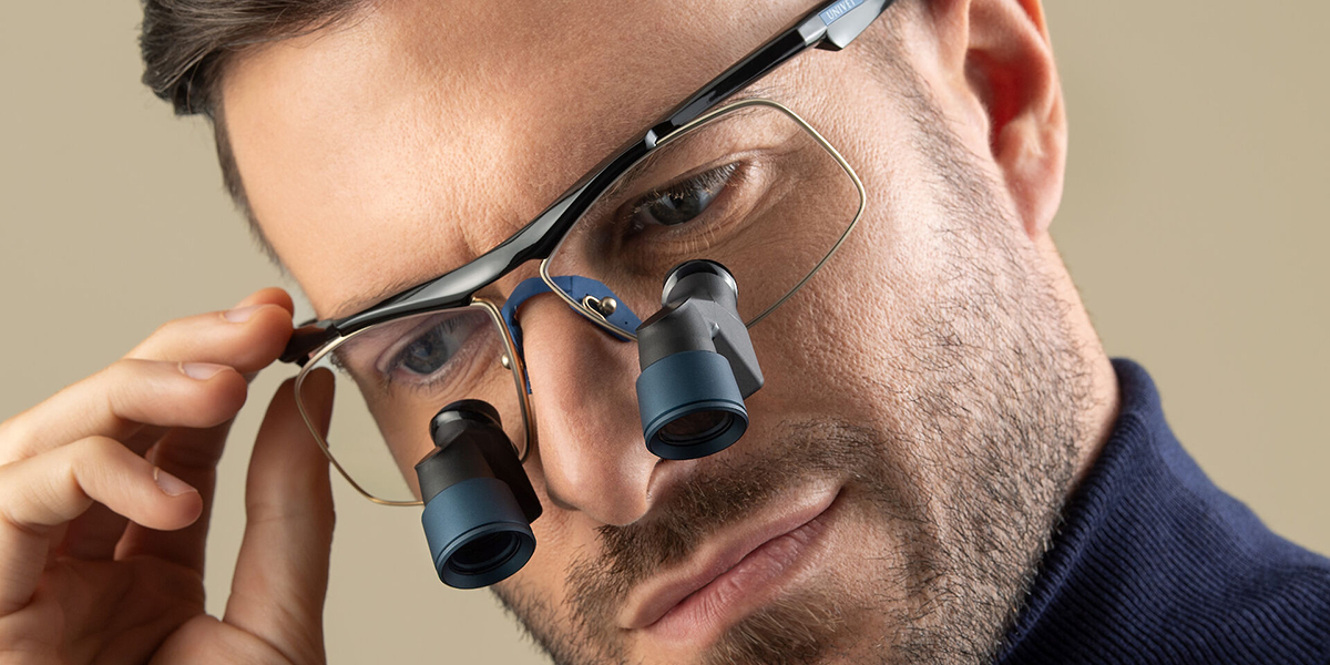 Loupes Univet Techne Prism Midnight Blue indossate durante attività che richiedono elevata precisione visiva