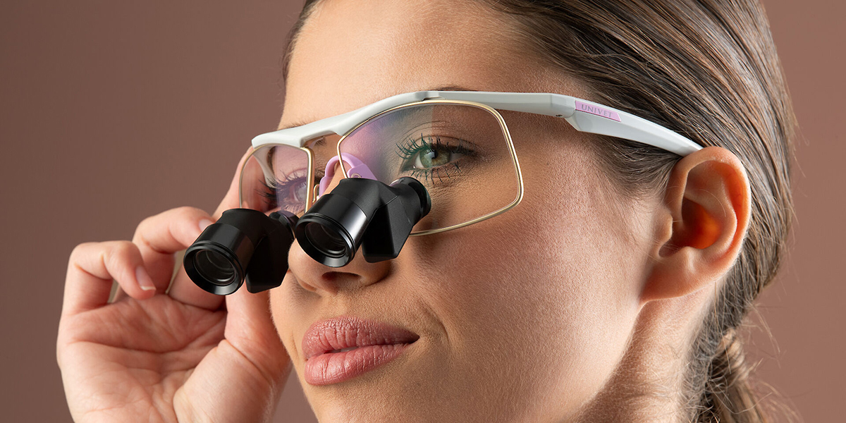 Loupes Univet Techne Prism Shiny Wisteria indossate con montatura ergonomica e ottiche di precisione