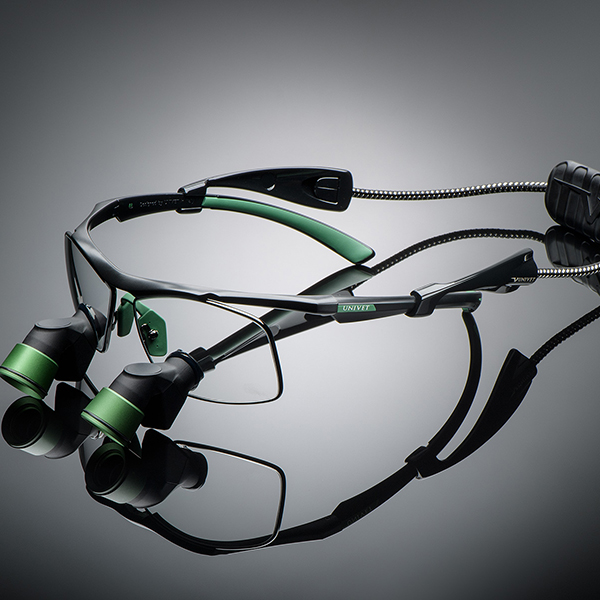 Occhiali ingrandenti Univet Techne con loupes professionali e sistema di illuminazione per chirurgia veterinaria