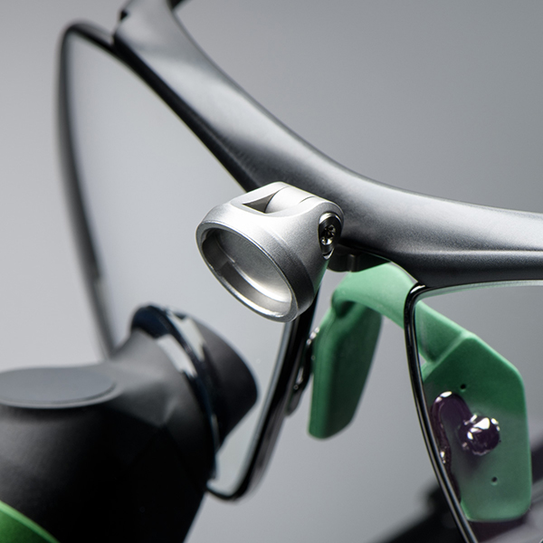 Modulo illuminante LED integrato sugli occhiali ingrandenti Univet Techne per procedure veterinarie di precisio
